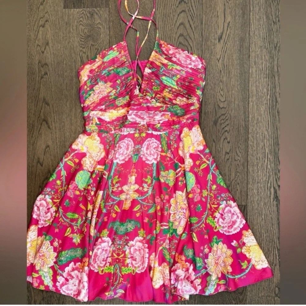 Rococo Sand Floral Print
Mini Nrace - Picture 3 of 3